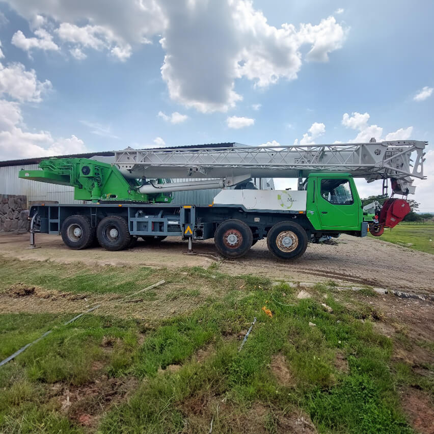 High-performance crane utilized by Makali Plant and Construction, ensuring safe and efficient lifting for various construction projects.